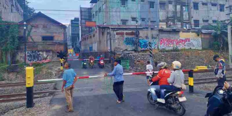 Keselamatan Ditingkatkan, Palang Pintu di Perlintasan 86 Jalan Ampera Masih Terus Dijaga Meski Secara Manual