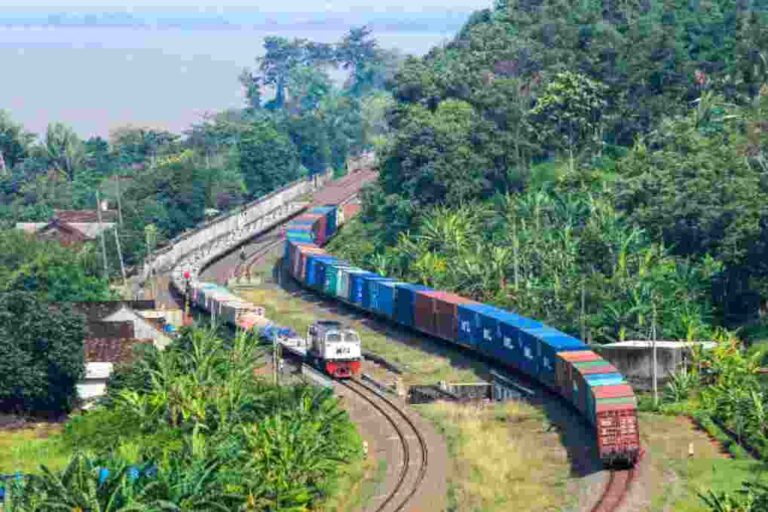 Lonjakan Semakin Meningkat, KAI Terus Perkuat Kapasitas Angkutan KA Barang Logistik