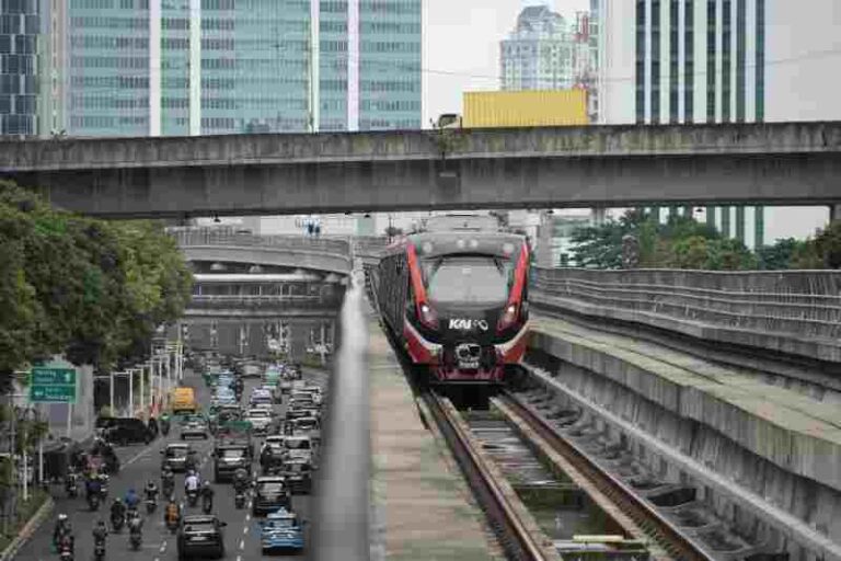 Urai Kemacetan, LRT Jabodebek Masih Jadi Andalan Masyarakat Tiap Hari, Ini Fakta dan Datanya