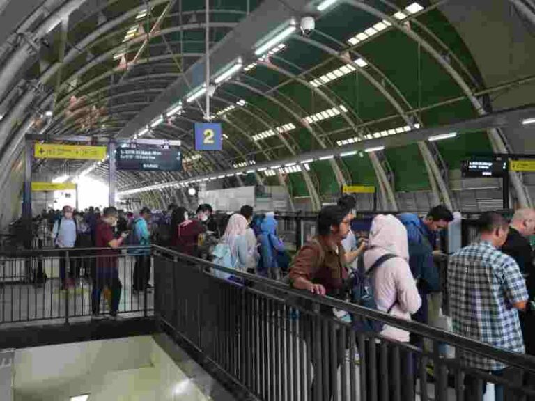 Stasiun LRT Jabodebek Ini Jadi yang Terpadat Penggunanya per Hari, Mana Saja?