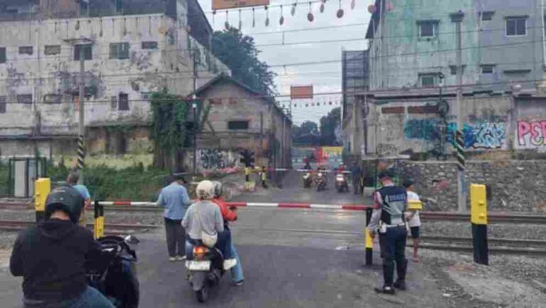 Uji Coba Palang Pintu Elektronik di Jalan Ampera, Petugas Masih Terus Berjaga di Lokasi Perlintasan