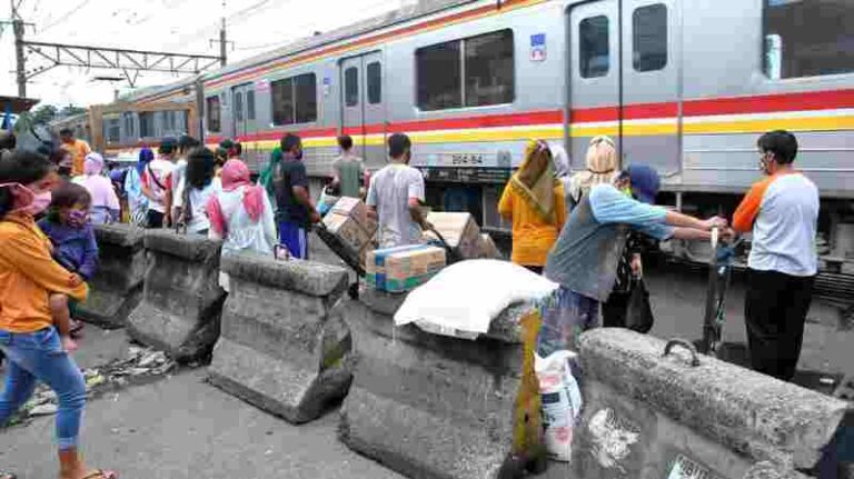 Menghindari Risiko Tertabrak Kereta, KAI Mulai Menutup Perlintasan Sebidang di ‘Red Line’