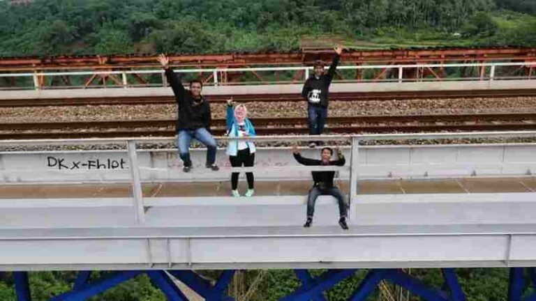 Berisiko Tinggi! KAI Larang Masyarakat Beraktivitas di Area Jembatan Kereta Api, Ada Undang-undangnya