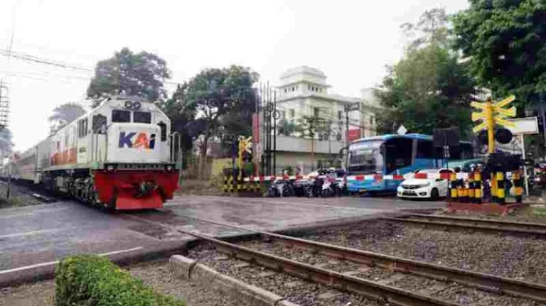 Cegah Bahaya di Perlintasan Kereta Api, Yuk Simak Tips Aman Berikut Ini