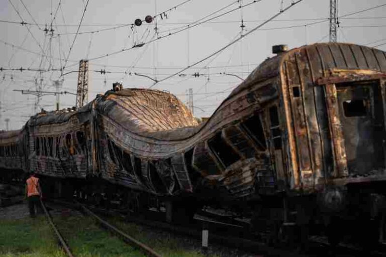 Imbas Perang, Lebih dari 40 Gerbong Kereta Penumpang di Ukraina Hancur Total Akibat Serangan Rusia