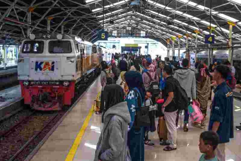 Tren Pengguna Commuter Line Bandung Raya Semakin Meningkat, Stasiun Bandung Jadi yang Tersibuk