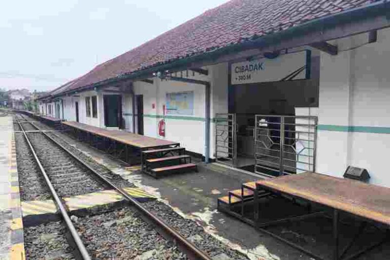 Stasiun Cibadak: Gerbang Utama Bagi Wisatawan Menuju Kabupaten Sukabumi