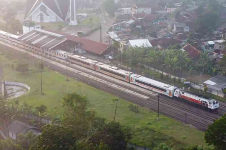 Selain Tarif Terjangkau, Ini yang Tetap Jadi Andalan Masyarakat Gunakan Kereta Api Cikuray