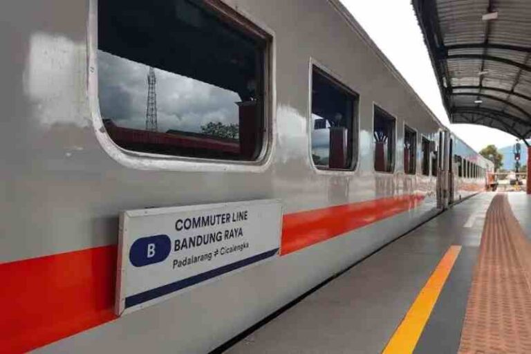 Puluhan Tahun Kereta Komuter Bandung Raya Layani Masyarakat, Kini Jumlah Penumpang Kian Meningkat