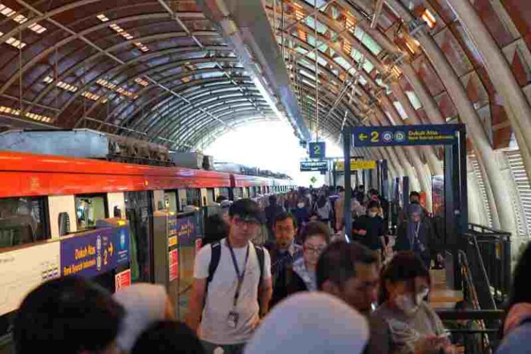Catat! Penumpang Meningkat, LRT Jabodebek Tambah Jadwal Perjalanan saat Jam Sibuk