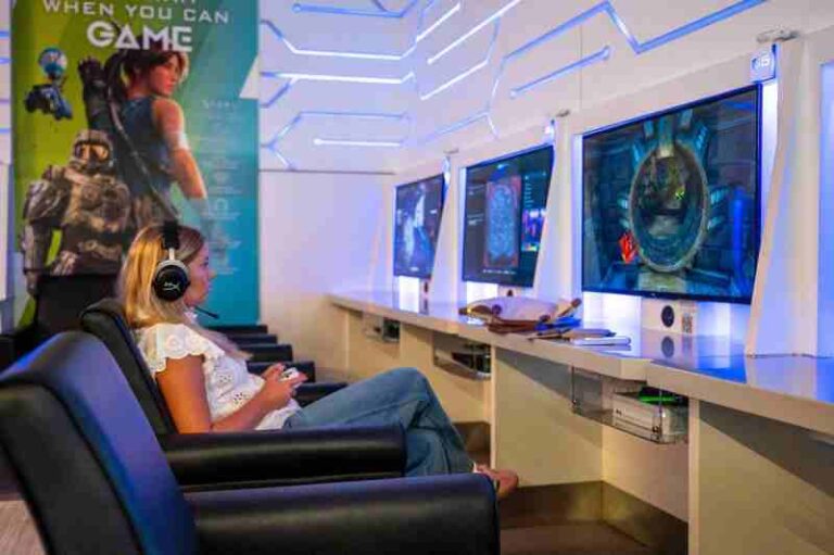 Bukan Lagi Makanan dan Minuman, Video Game Kini Jadi Jualan Utama Airport Lounge Modern