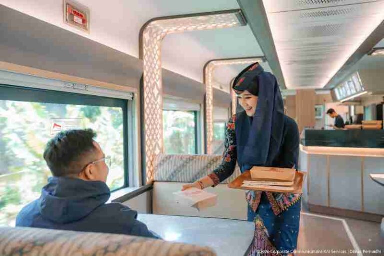 Wow! Ada Layanan Dining Car di Kereta Cepat Whoosh Jakarta-Bandung